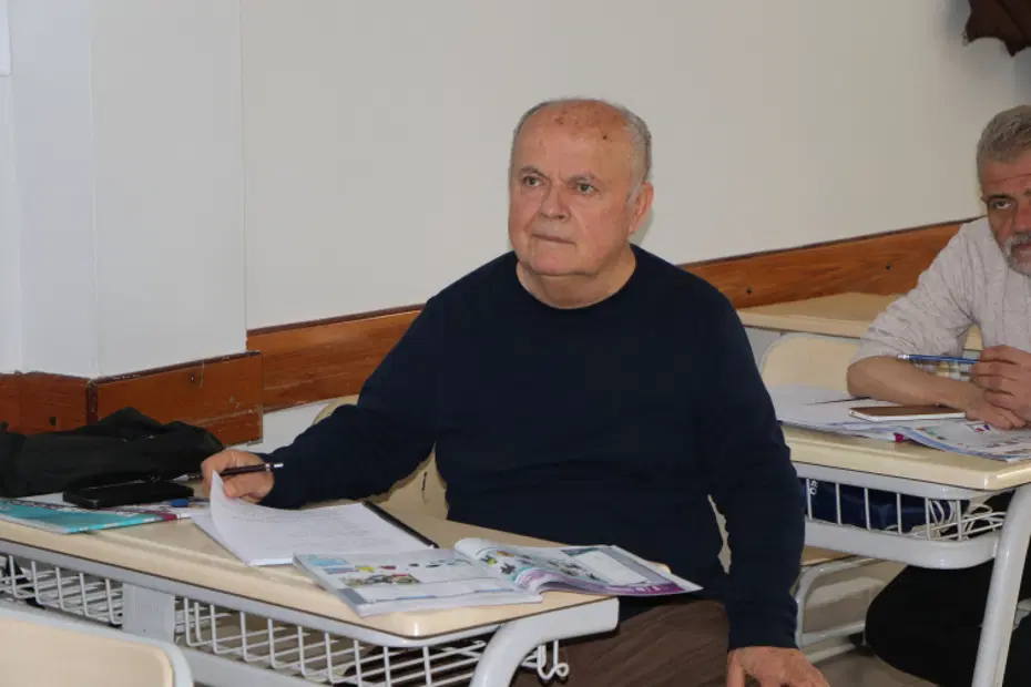 74 yaşındaki dede, torunu için İngilizce öğreniyor