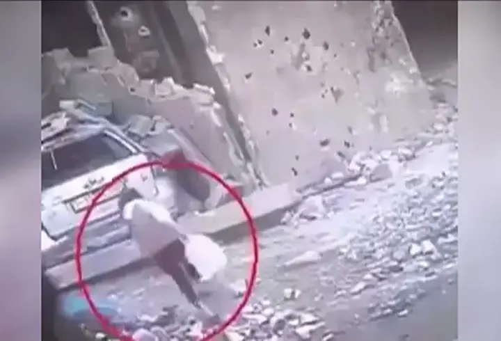 İsrail savaş uçakları, Gazze'de su taşıyan kızı böyle hedef aldı
