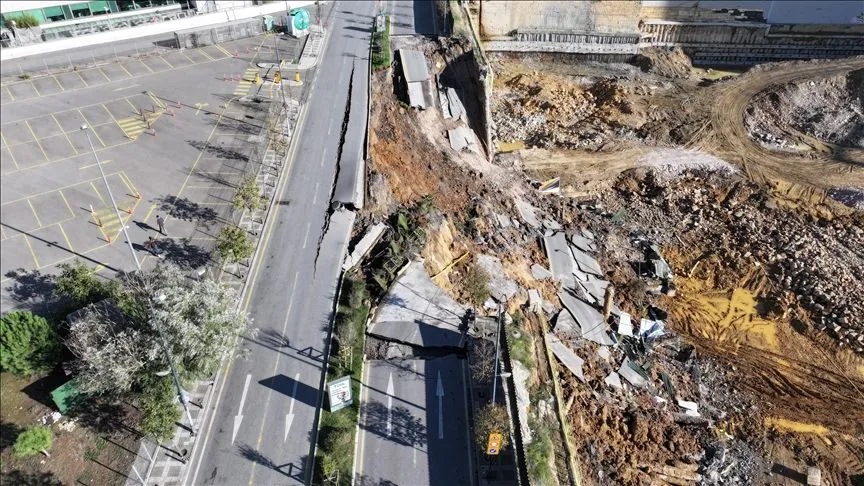 Ümraniye'de istinat duvarının yıkılması sonucu yol çöktü