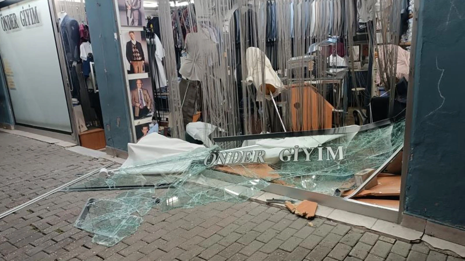 Direksiyon hakimiyetini kaybeden sürücü dükkana girdikten sonra firar etti