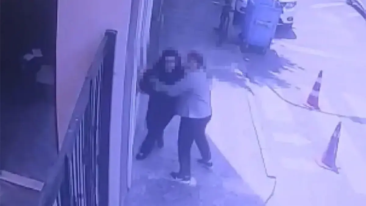 İstanbul'da lise tuvaletinde arkadaşını bıçaklayan öğrenci tutuklandı