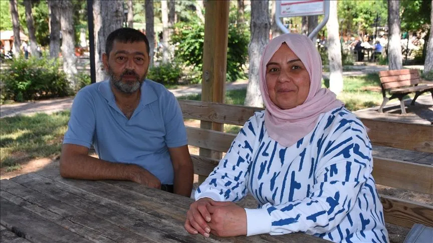 Diyaliz hastası eşine böbreğini vererek "can" oldu