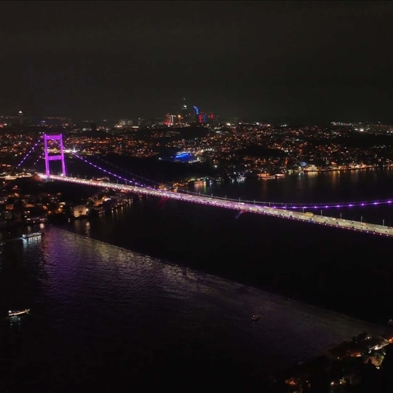 İstanbul'daki iki köprü meme kanseri farkındalığı için pembeye büründü
