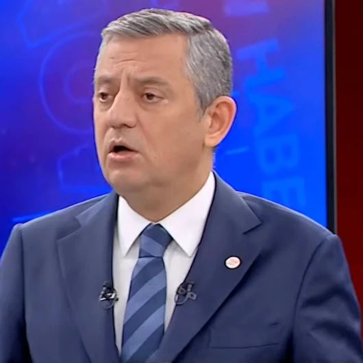 Özgür Özel Cemil Tugay’ın Ak Parti’ye Geçişini Hazmedemedi: ‘Gün Sayıyorum’ Diyerek Tehdit Etti