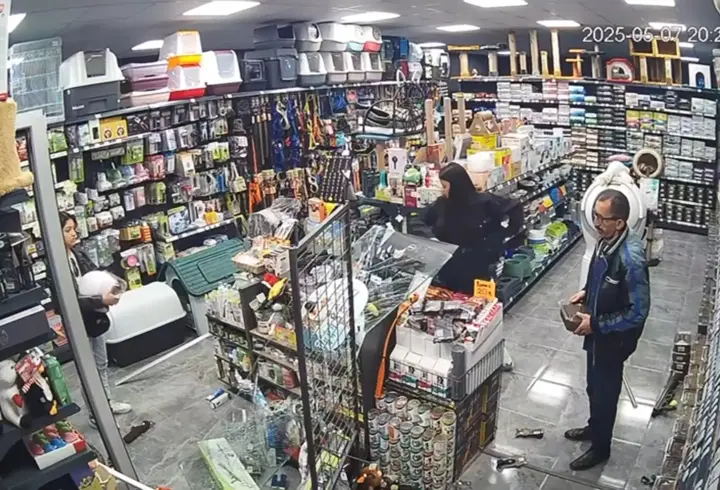 Motosikletin mağazaya girdiği kaza kamerada