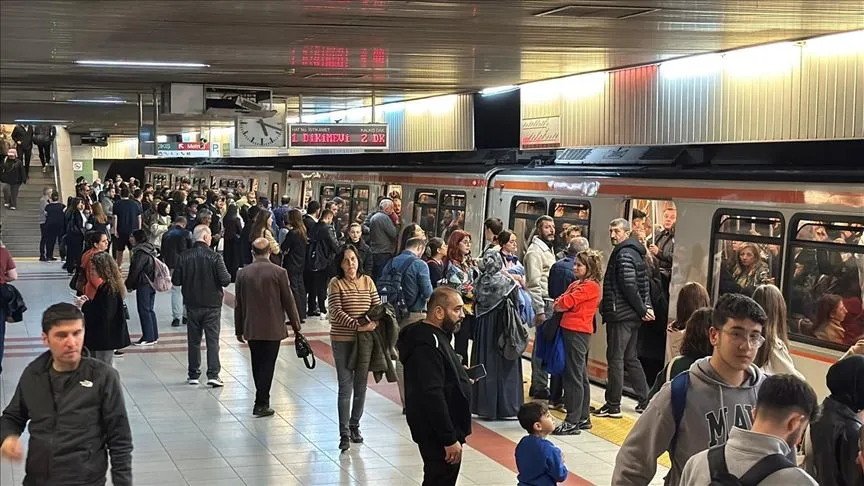 Başkentte ANKARAY'da meydana gelen arıza nedeniyle seferlerde aksama yaşandı
