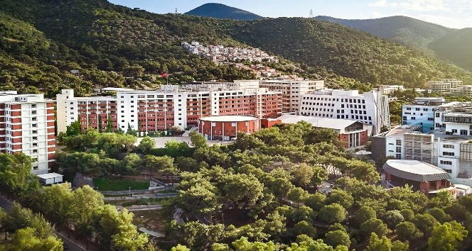 İzmir Ekonomi Üniversitesi'nde fotoğraf krizi. Soruşturma başlatıldı