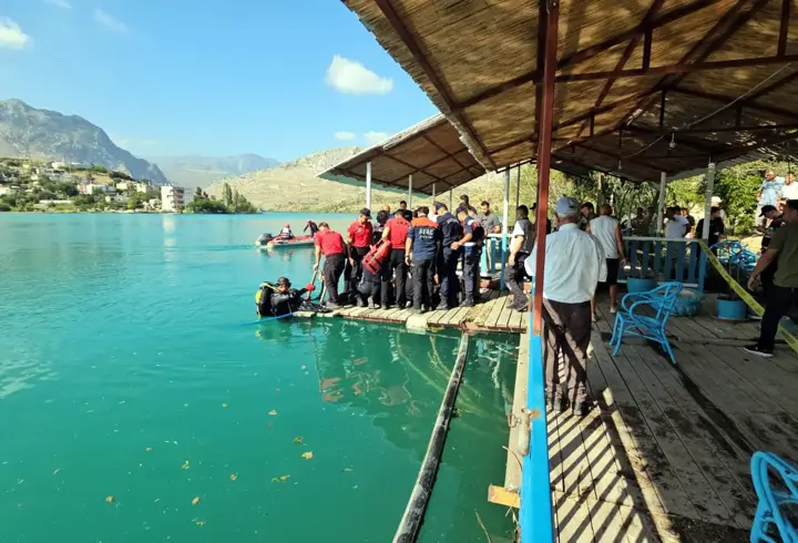 Tatile geldi, baraj gölüne düşen terliğini almak isterken boğuldu