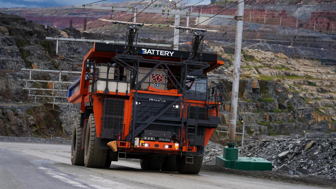 384 tonluk elektrikli damperli kamyon sahaya indi