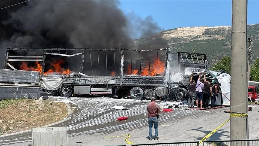 Sakarya'da 3 tırın karıştığı kazada 1 kişi öldü, 2 kişi yaralandı