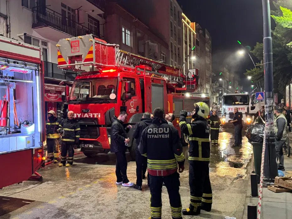 Ordu’da 4 katlı apartmanın çatısında yangın