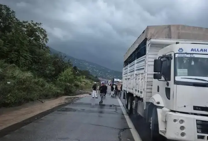 Hatay’da sağanak nedeniyle otoyol çöktü, yolları su bastı, denizde hortum çıktı