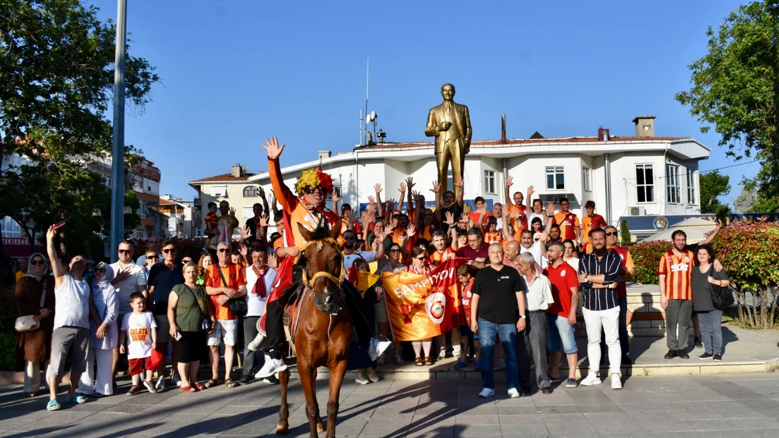 Tekirdağ'da Taraftar Çeşmesi, şampiyon Galatasaray'ın renklerine boyandı