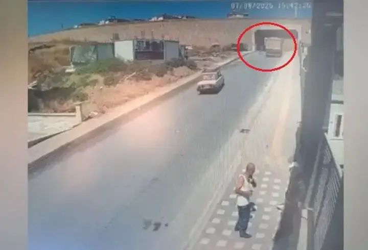 Rampa çıkarken geri kayan kamyon site duvarına çarpıp devrildi; atlayan sürücü yaralandı