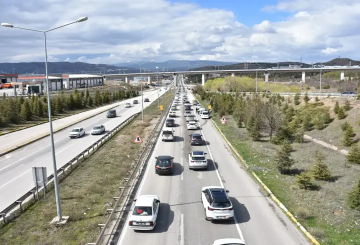 'Kilit kavşak' Kırıkkale'de bayram dönüşü yoğunluğu