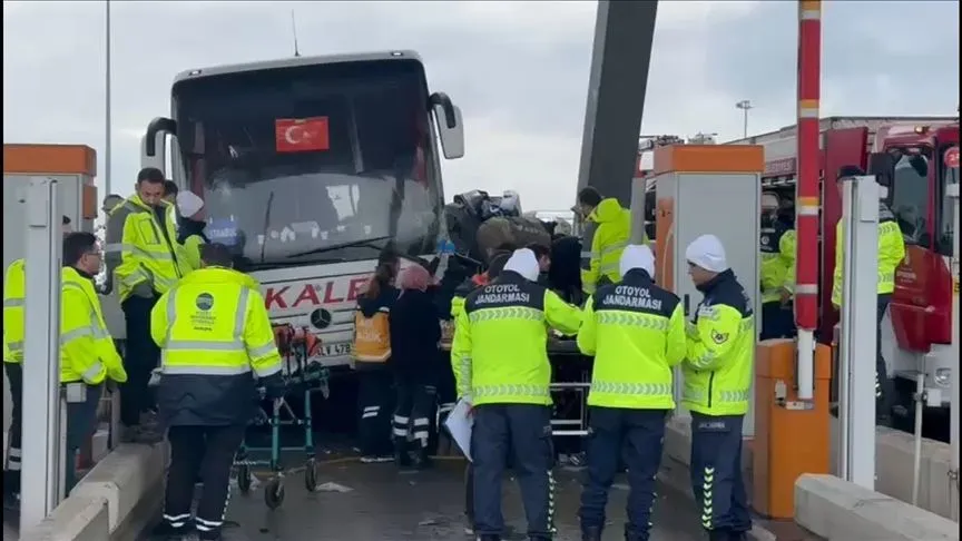İstanbul'da yolcu otobüsünün çarptığı otomobildeki 2 kişi öldü