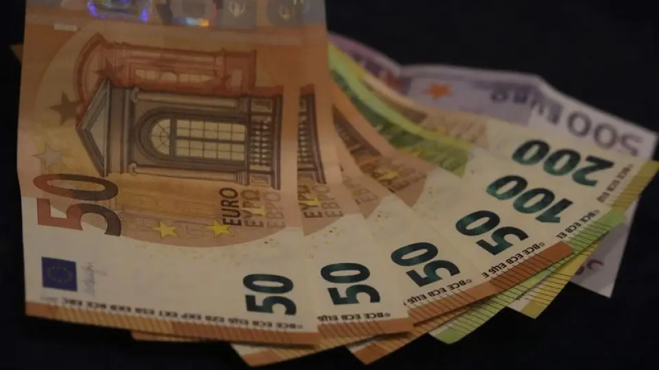 Hazine'nin euro tahviline üç katı aşan talep