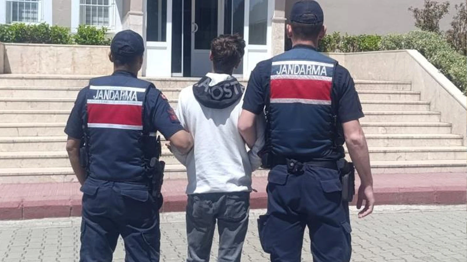 "MİT personeliyim" diyerek yaşlı adamı 10 milyon lira dolandırdılar