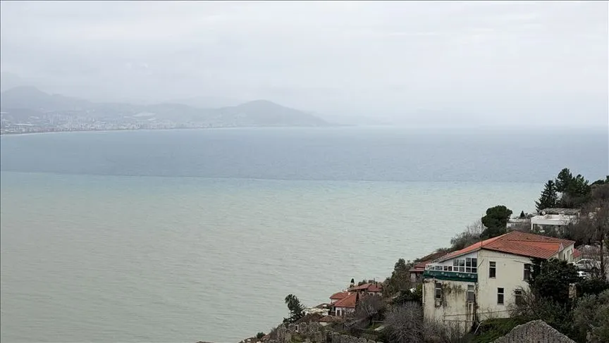 Alanya'da sağanak sonrası denizin rengi değişti