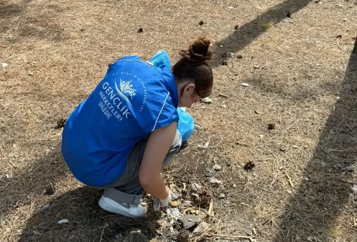 Boyabat'ta gönüllü gençler mesire alanlarında temizlik yaptı