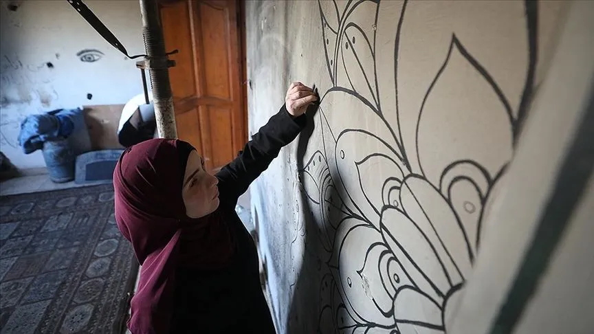 İsrail saldırısında gözünü kaybeden Gazzeli kadın, engeline rağmen resim yapıyor