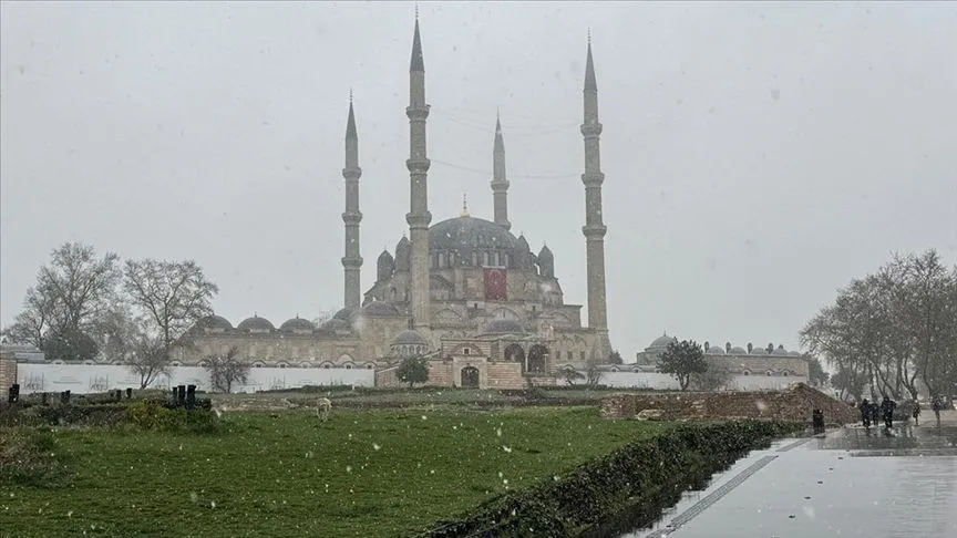 Edirne ve Kırklareli'nde kar yağışı etkili oluyor