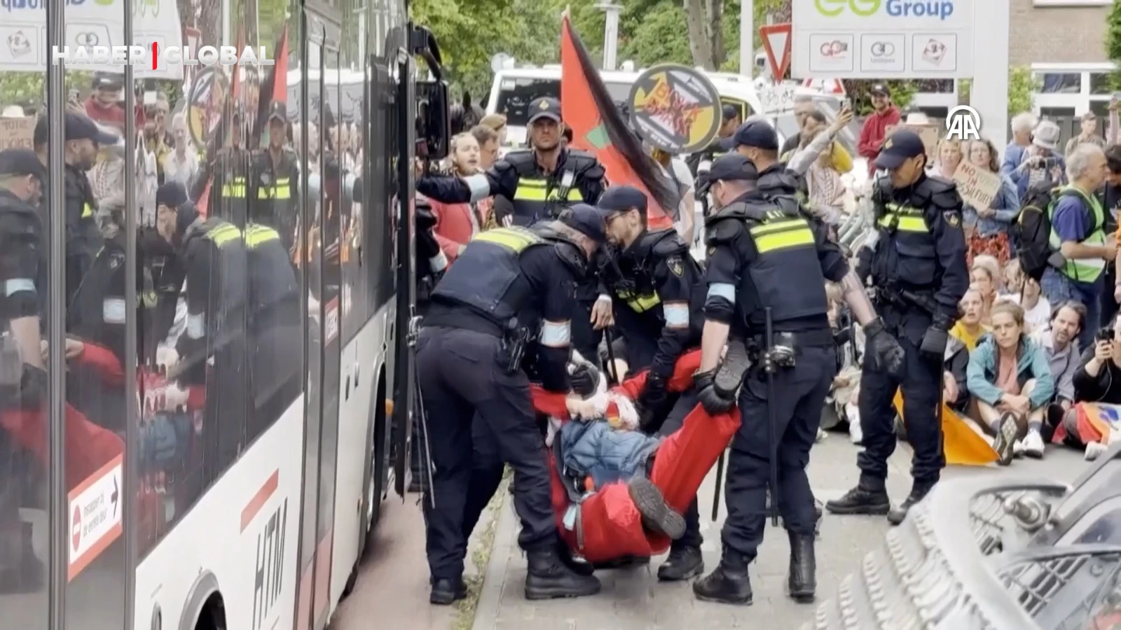 NATO zirvesini protesto eden aktivistlerine polis müdahalesi