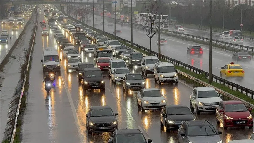 İstanbul'da yağmurun da etkisiyle sabah saatlerinde trafik yoğunluğu yaşanıyor