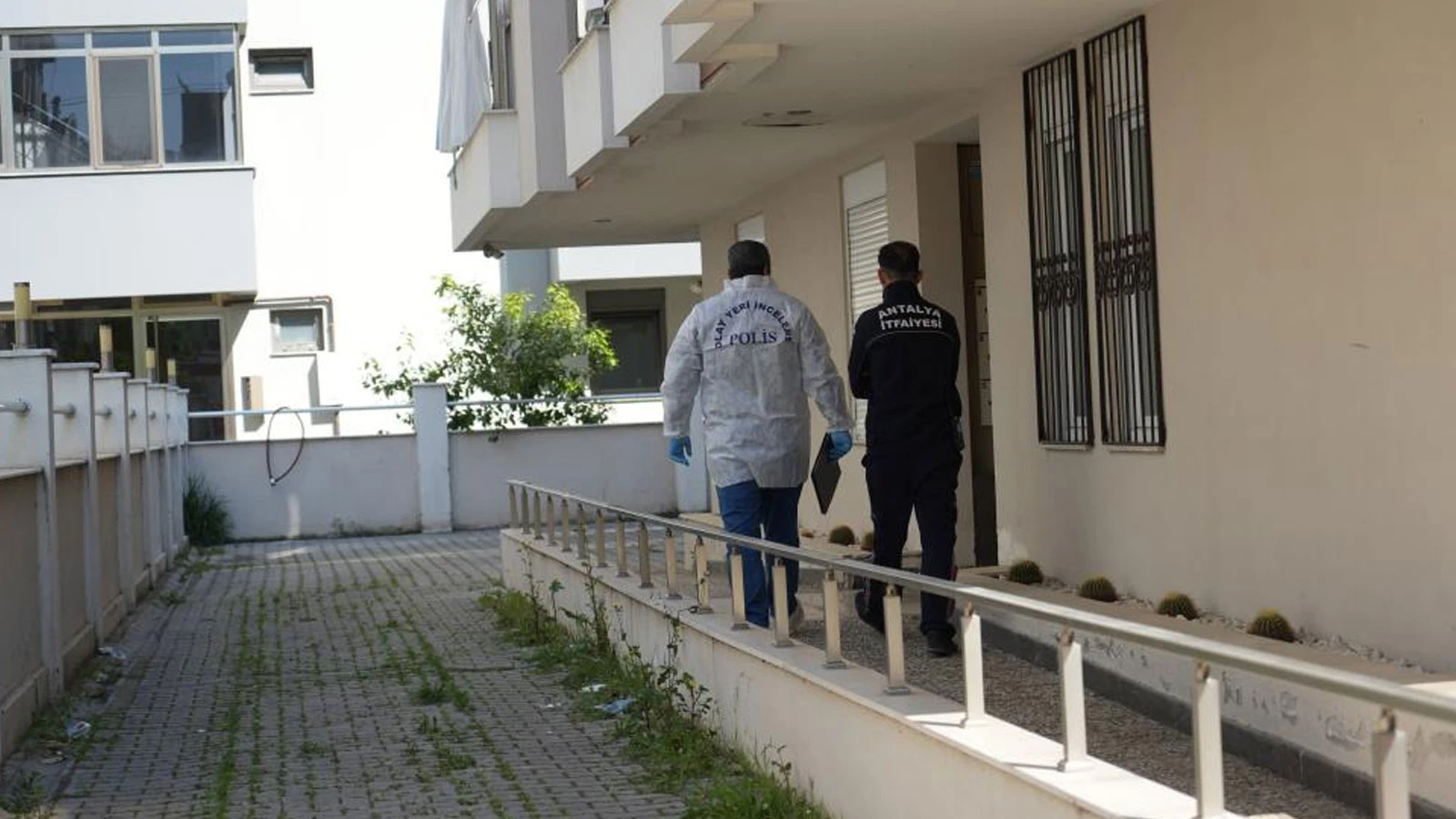 Antalya'da feci olay! Gardırobun içinde kendini yakan adam öldü