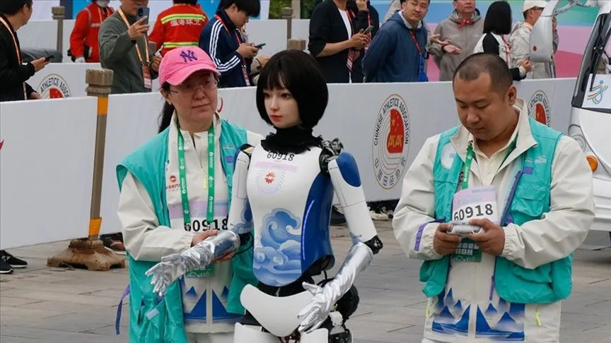 Çin'de insansı robotlar yarı maratonda insanlarla birlikte yarıştı