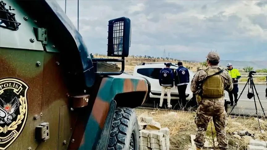 Yurt genelindeki denetimlerde 169 göçmen kaçakçısı yakalandı