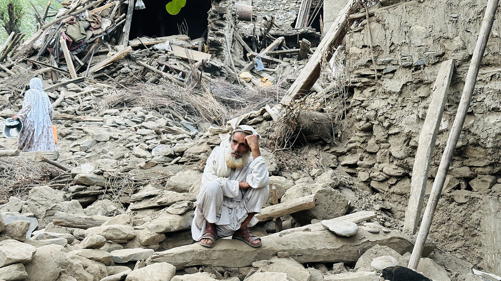 Afganistan'daki depremde can kaybı 2 bin 205'e yükseldi