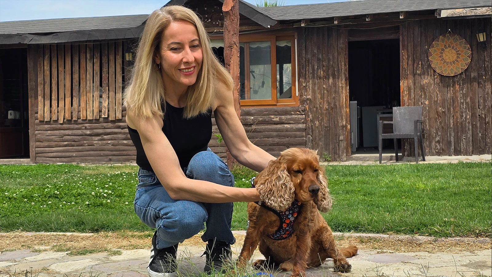 3 aydır kayıp olan köpeği Çilek'i boş arazide ağaca bağlı halde buldu