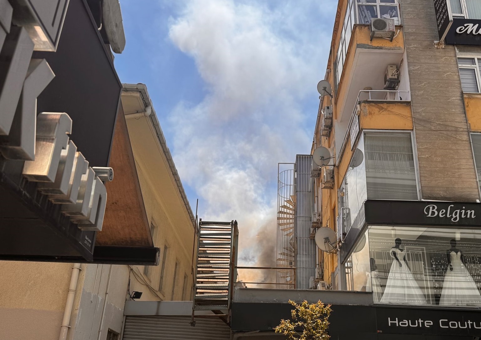 Bakırköy'de korkutan yangın! Alevler kontrol altına alındı
