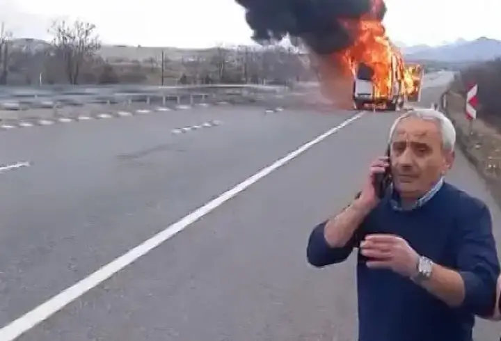 Yolcu taşıyan minibüs, alev topuna döndü