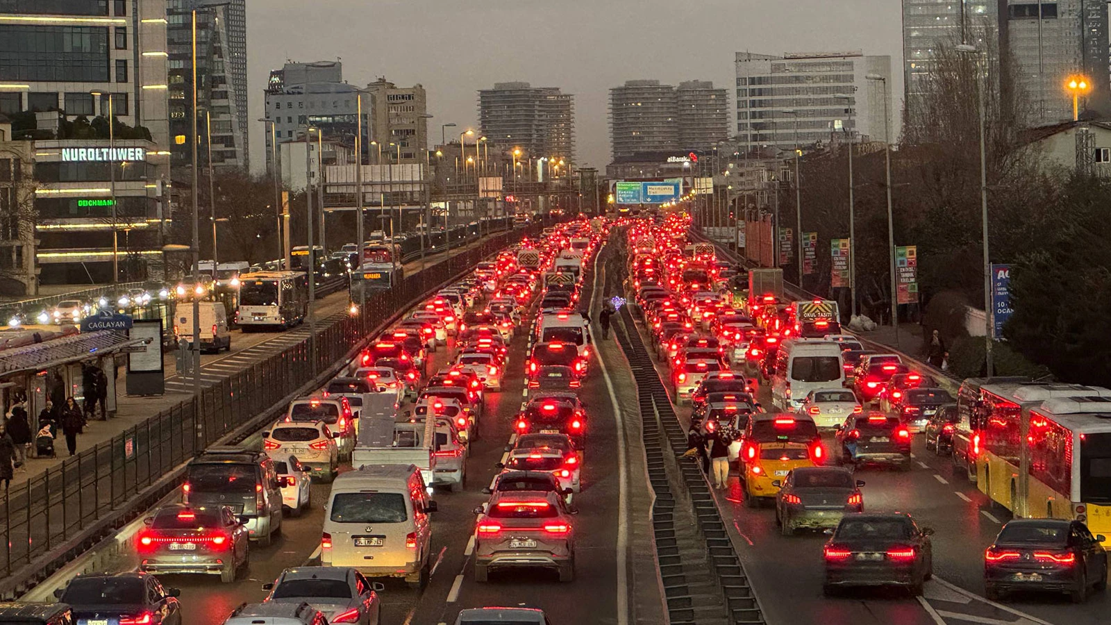 İstanbul'da trafik kilitlendi: Yoğunluk yüzde 81'e çıktı