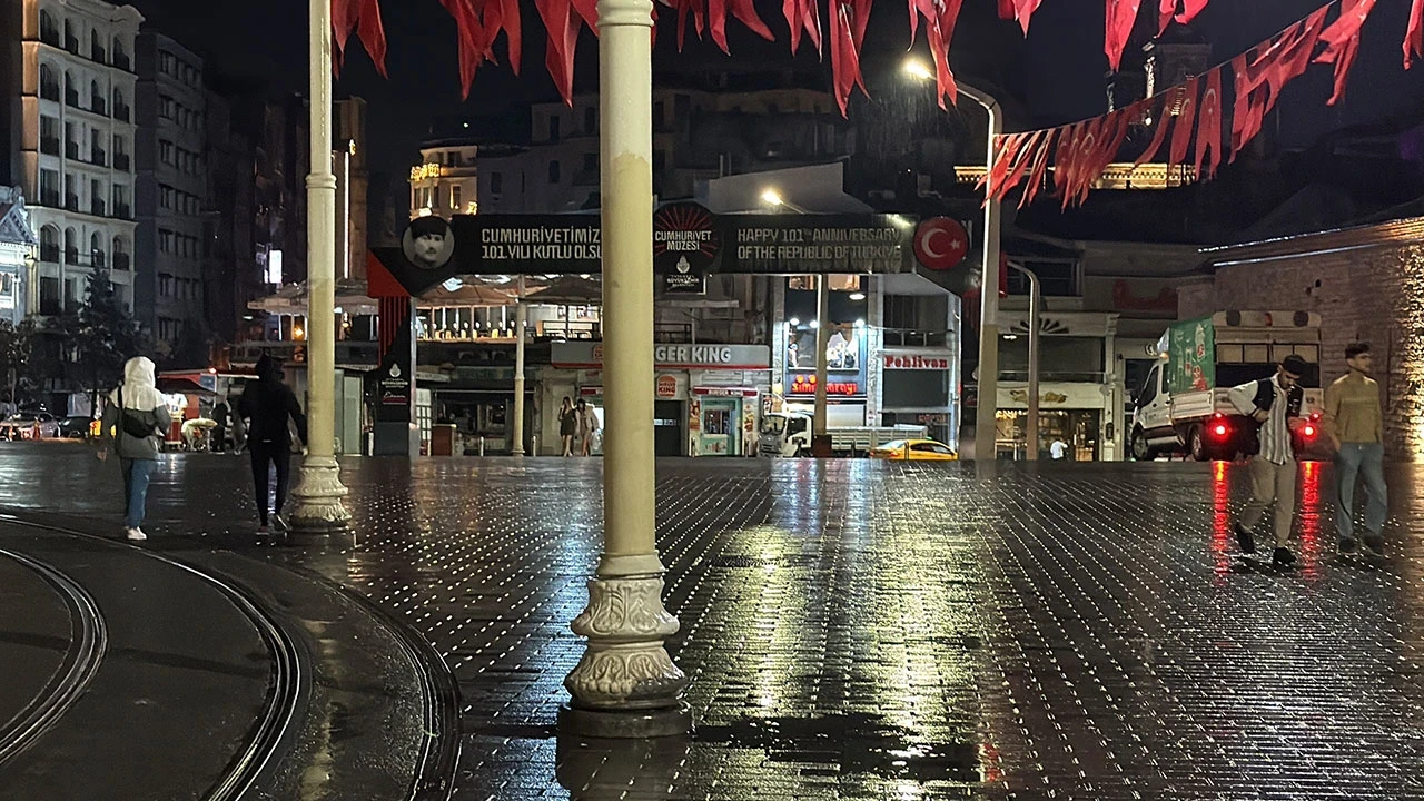 Meteoroloji uyardı: İstanbul'da sağanak yağış gece boyu etkili oldu