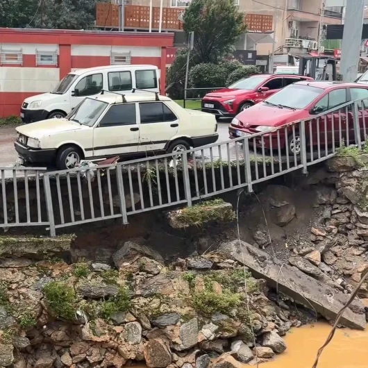 Beykoz’da Sağanak Sonrası Köprünün Yan Duvarları Çöktü: Yol Trafiğe Kapatıldı