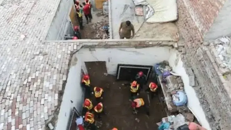 Pakistan’da Okulun Çatısı Çöktü! Öğretmen Ve 16 Çocuk Hayatını Kaybetti