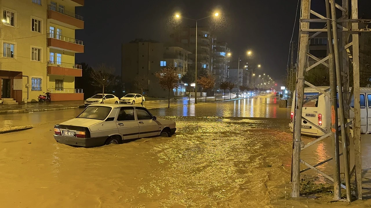 Adıyaman’da yağış hayatı felç etti: Araçlar mahsur kaldı