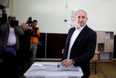 Bulgaristan'da genel seçimi açık farkla kazanan Rumen Radev kimdir?