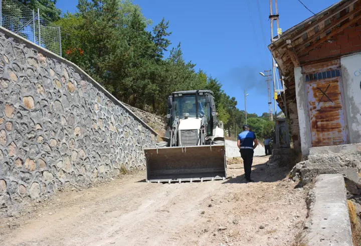 Başçiftlik Belediyesi bağlantı yollarına parke taşı döşüyor