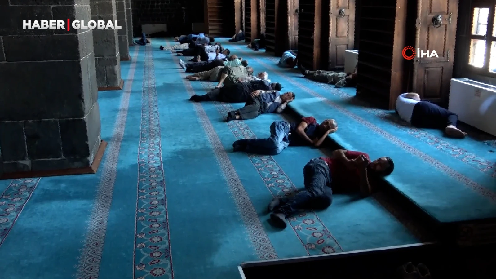 Diyarbakır’da termometre 47 dereceyi gösterdi, vatandaşlar camide serinledi