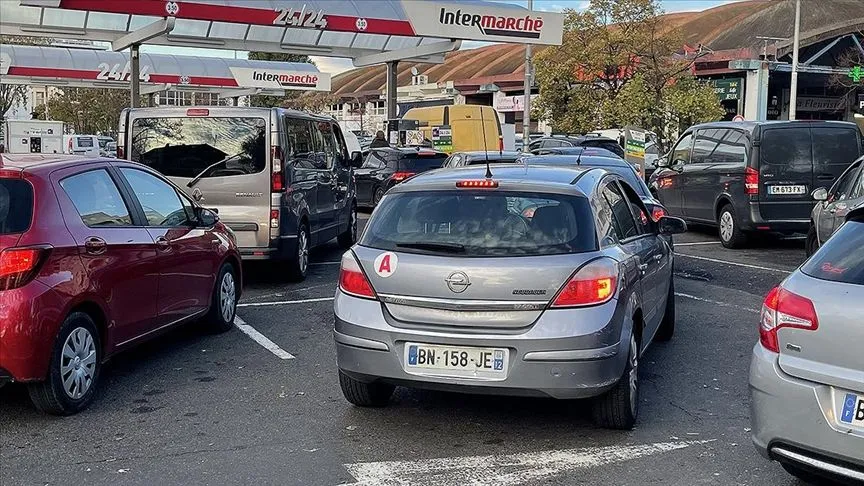 Fransa'da sürücüler yüzlerce istasyonda akaryakıt sıkıntısı yaşandığını bildiriyor