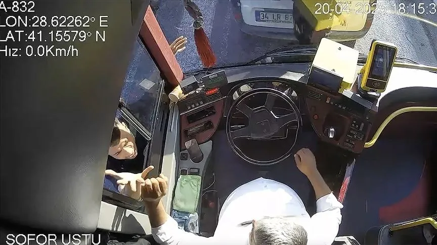 Arnavutköy'de bir kişinin İETT otobüsüne zarar vermesi kamerada