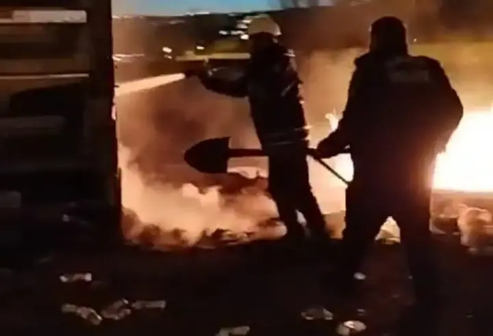 Kars'ta, kasasında geri dönüşüm malzemesi bulunan kamyonet yandı