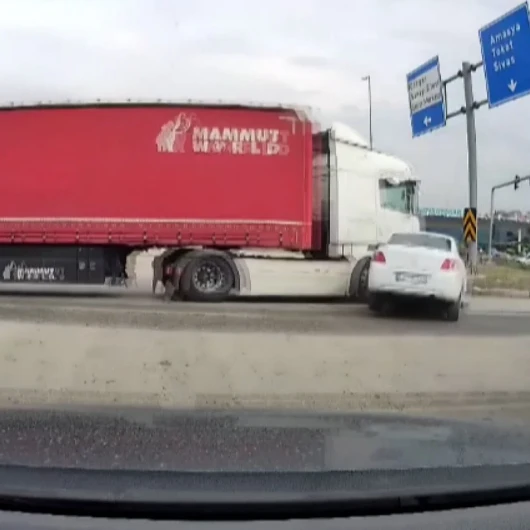 Kırmızı Işıkta Kavşağa Dalan Tır Otomobile Çarptı: İki Yaralı