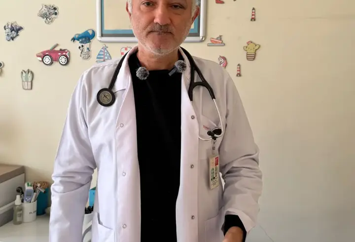 Müezzinin, sıra yüzünden aile hekimini darbettiği iddiası