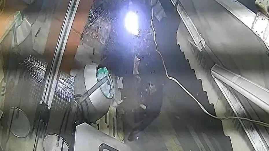 Otomobilin altında kalmaktan son anda kurtuldu