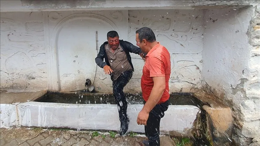 Manisa'daki mahallede düğünlerde "ilgisiz akraba"ya ıslatma cezası veriliyor